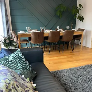 Upton Grange Townhouse Sleeps 10 Mollington (Cheshire)